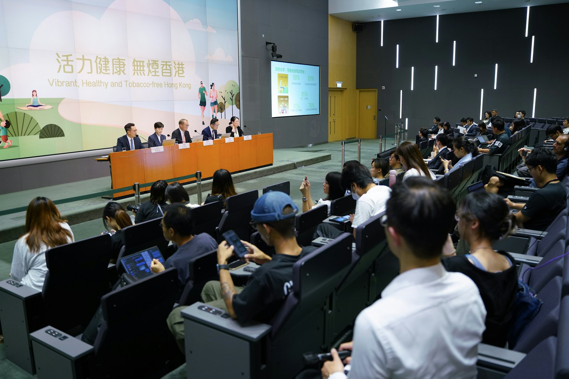6月6日,醫務衞生局公布短中長期進一步控煙措施。(左起)醫務衞生局副秘書長李力綱、海關關長何佩珊、醫務衞生局局長盧寵茂、衞生署署長林文健及衞生署控煙酒辦公室主任封螢。(黃浩謙攝) 6月6日,醫務衞生局公布短中長期進一步控煙措施。(左起)醫務衞生局副秘書長李力綱、海關關長何佩珊、醫務衞生局局長盧寵茂、衞生署署長林文健及衞生署控煙酒辦公室主任封螢。(黃浩謙攝)