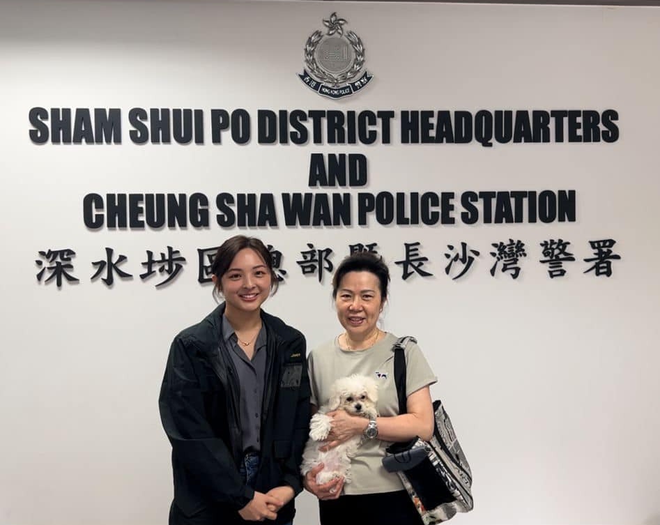 狗主前往警署接回「孖八」，并与警员合照。（facebook / 王元龙）