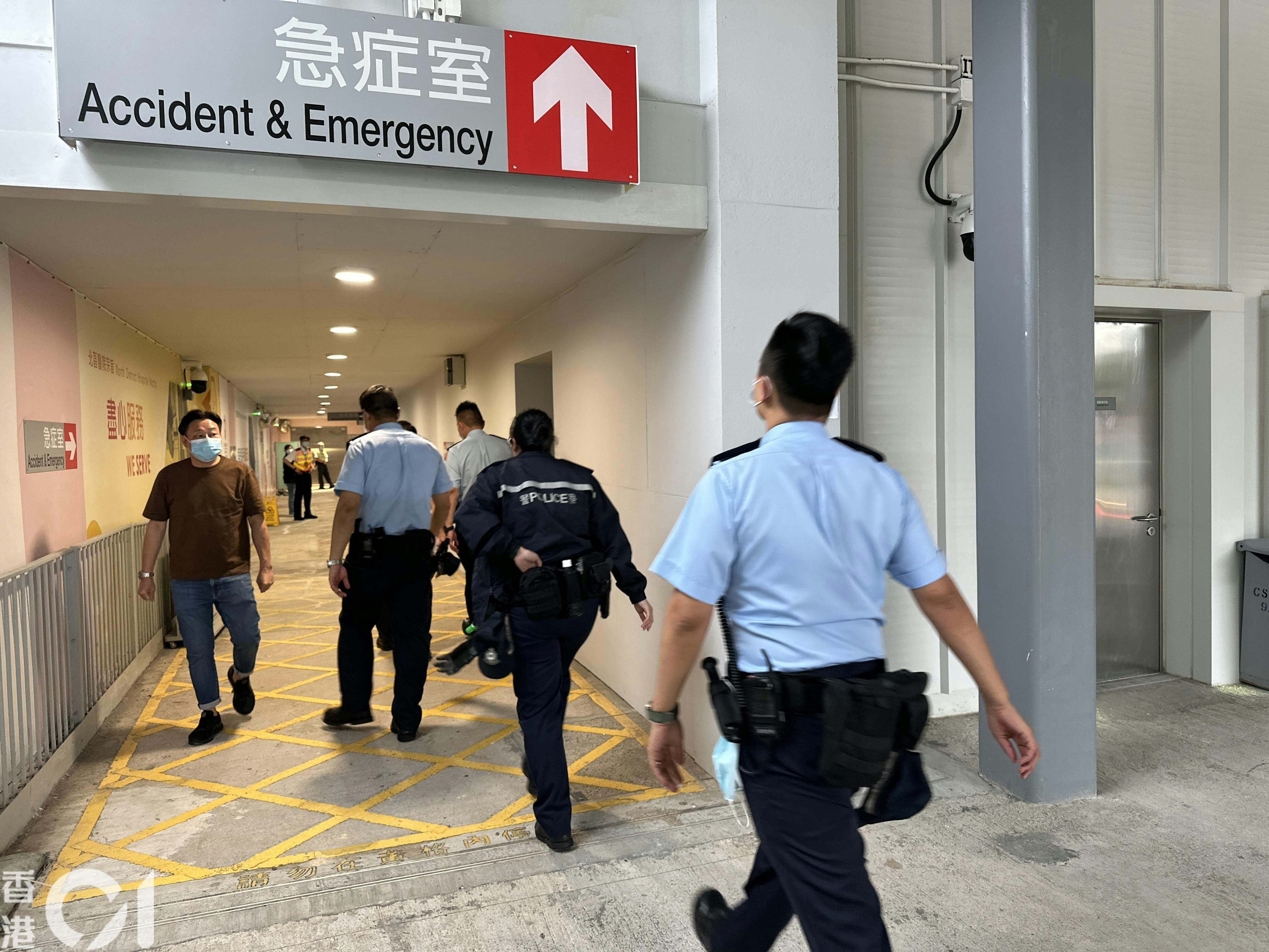 北区医院急症室有男子怀疑企图抢枪及袭警，大批警员接报到场调查。（王译扬摄）