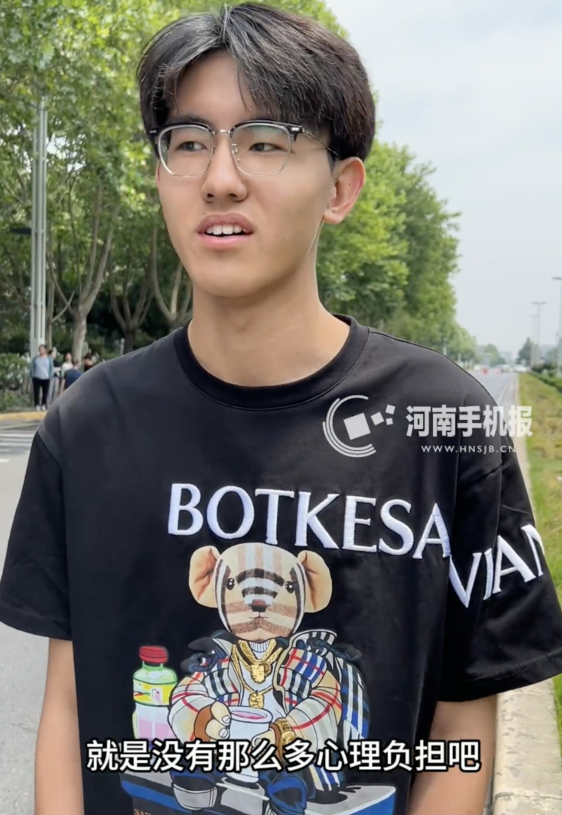河南鄭州某考場第一個出來的考生笑稱,「自己急著出來是因為肚子餓了」。(影片截圖) 河南鄭州某考場第一個出來的考生笑稱,「自己急著出來是因為肚子餓了」。(影片截圖)