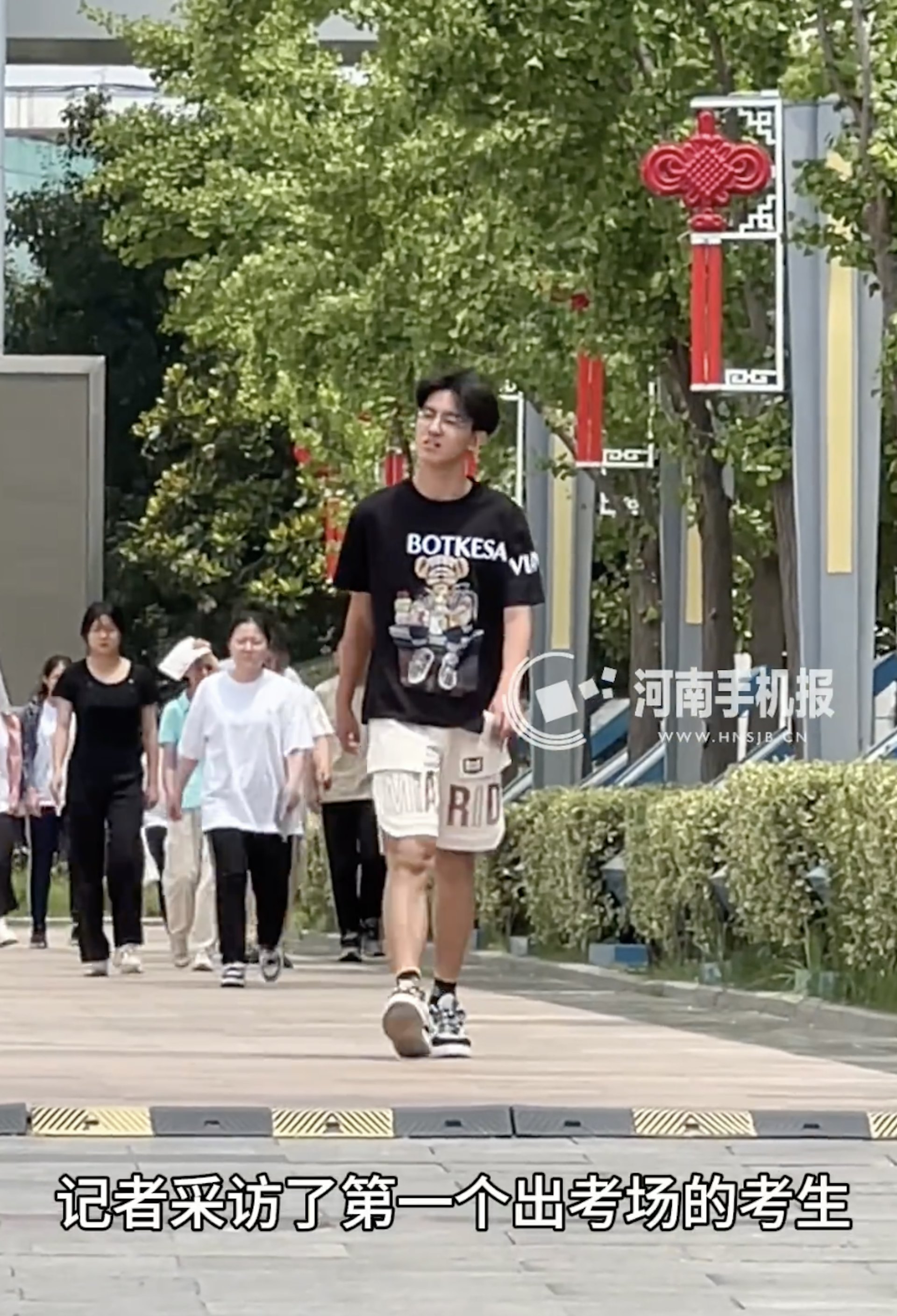 河南鄭州某考場第一個出來的考生笑稱,「自己急著出來是因為肚子餓了」。(影片截圖) 河南鄭州某考場第一個出來的考生笑稱,「自己急著出來是因為肚子餓了」。(影片截圖)