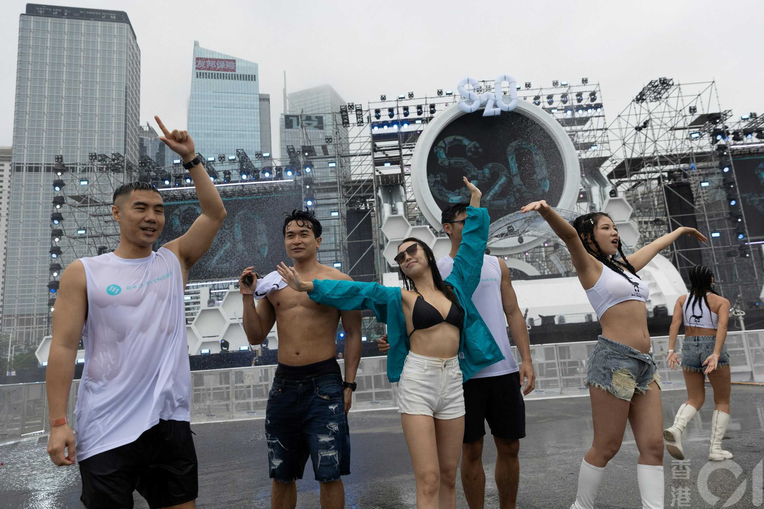 S2O亚洲泼水音乐节6月8日及9日于中环海滨举行。主办方在6月7日安排模特儿，介绍升级360度安全型喷水系统等设施。（廖雁雄摄）