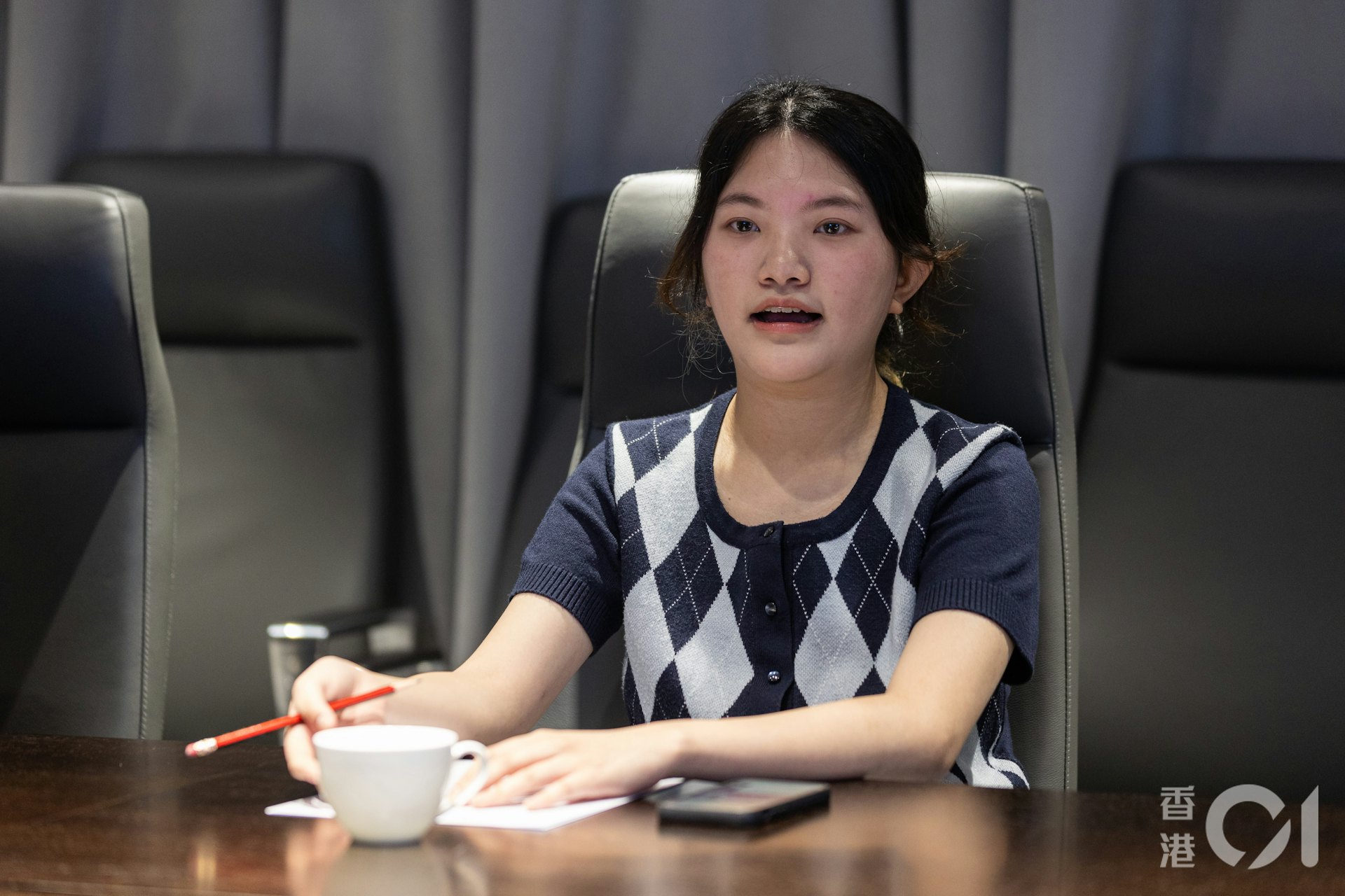 港大附屬學院中醫學副學士畢業生王詩詠分享,自其祖父輩起便從事中醫,在家鄉設醫館,而她的父親在香港開館亦有十多年。(蘇煒然攝) 港大附屬學院中醫學副學士畢業生王詩詠分享,自其祖父輩起便從事中醫,在家鄉設醫館,而她的父親在香港開館亦有十多年。(蘇煒然攝)