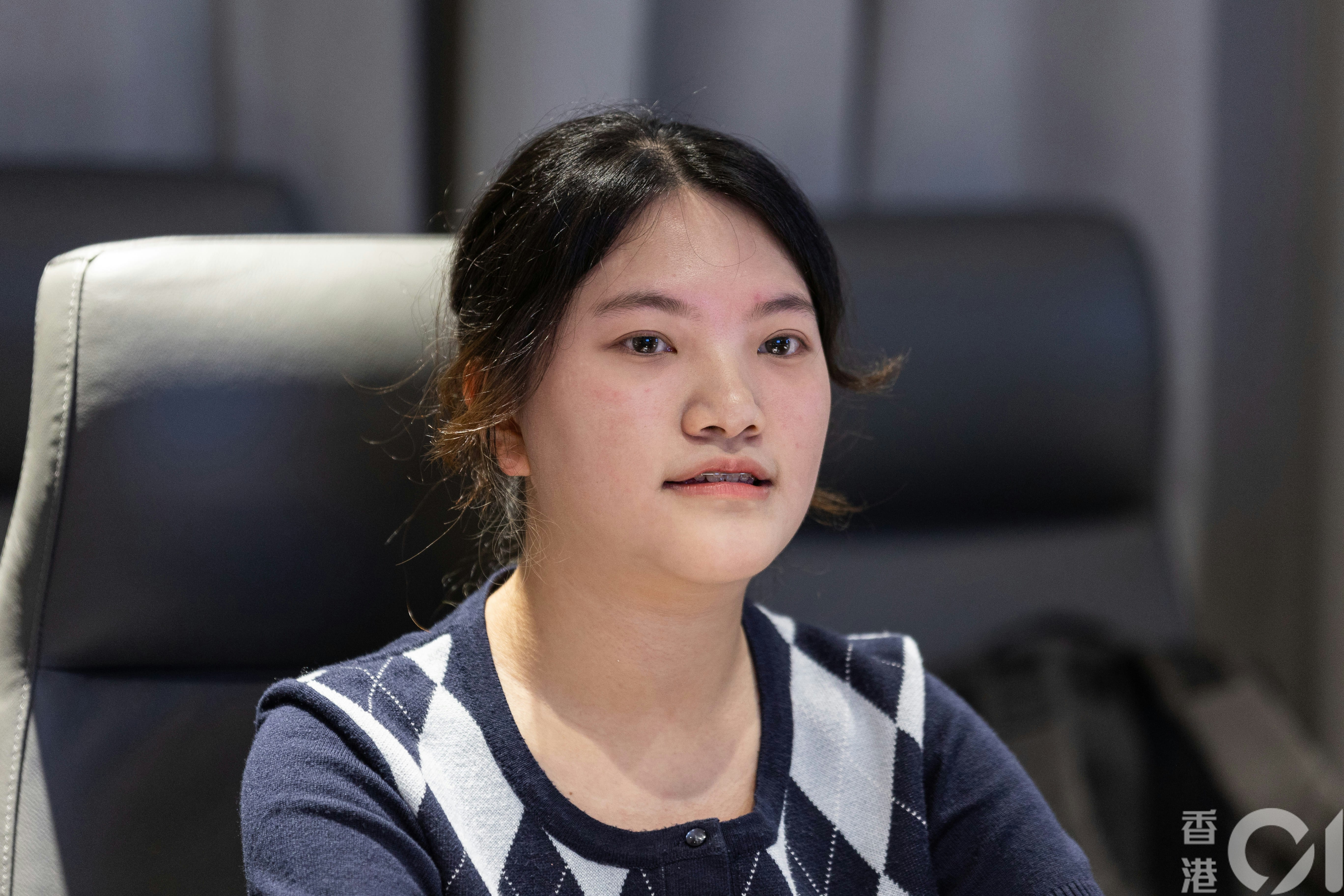 除了課堂學習，王詩詠父親會在工餘時間傳授她行醫經驗，甚至甘願作為「白老鼠」，讓她親手為自己針灸。（蘇煒然攝）