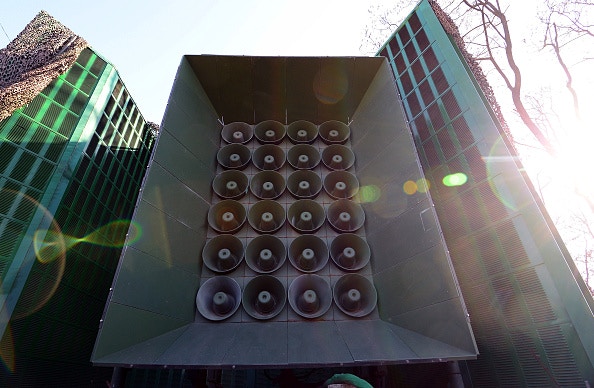 2016年1月8日，鏡頭下韓國在漣川郡韓朝邊境附近設置的擴音器。2016年1月7日，韓國宣布將恢復邊境揚聲器的廣播。2015年8月，韓國士兵在非軍事區被地雷炸傷時，韓國曾啟動擴音器廣播，朝鮮則威脅要攻擊擴音器。（Getty）