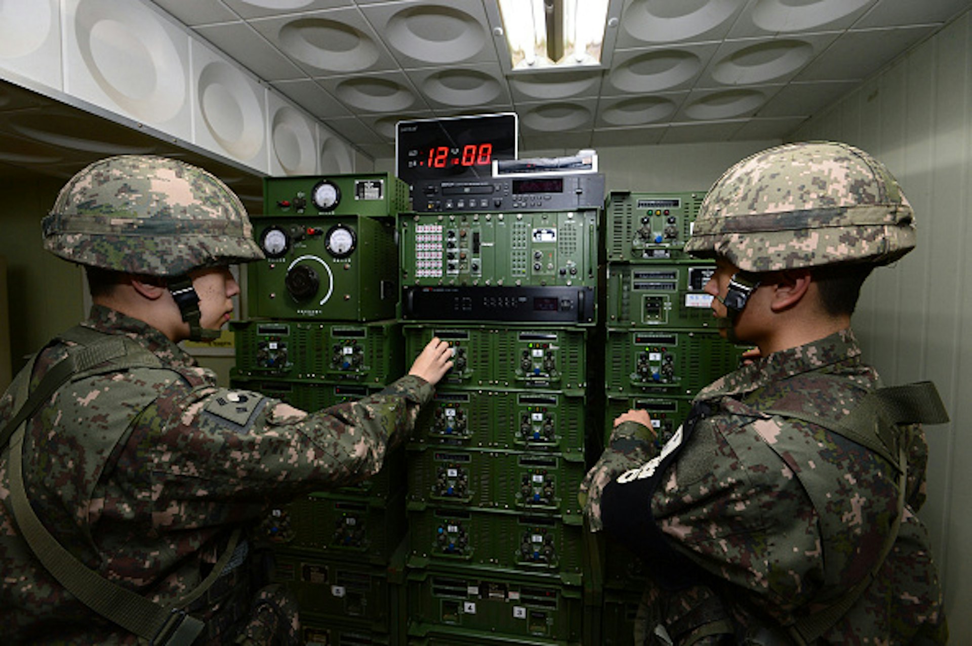 2016年1月8日,鏡頭下韓國士兵在位於韓國漣川郡的軍事基地工作室,運作設於邊境附近的擴音器。2016年1月7日,韓國宣布將恢復邊境揚聲器的廣播。2015年8月,韓國士兵在非軍事區被地雷炸傷時,韓國曾啟動擴音器廣播,朝鮮則威脅要攻擊擴音器。(Getty) 2016年1月8日,鏡頭下韓國士兵在位於韓國漣川郡的軍事基地工作室,運作設於邊境附近的擴音器。2016年1月7日,韓國宣布將恢復邊境揚聲器的廣播。2015年8月,韓國士兵在非軍事區被地雷炸傷時,韓國曾啟動擴音器廣播,朝鮮則威脅要攻擊擴音器。(Getty)