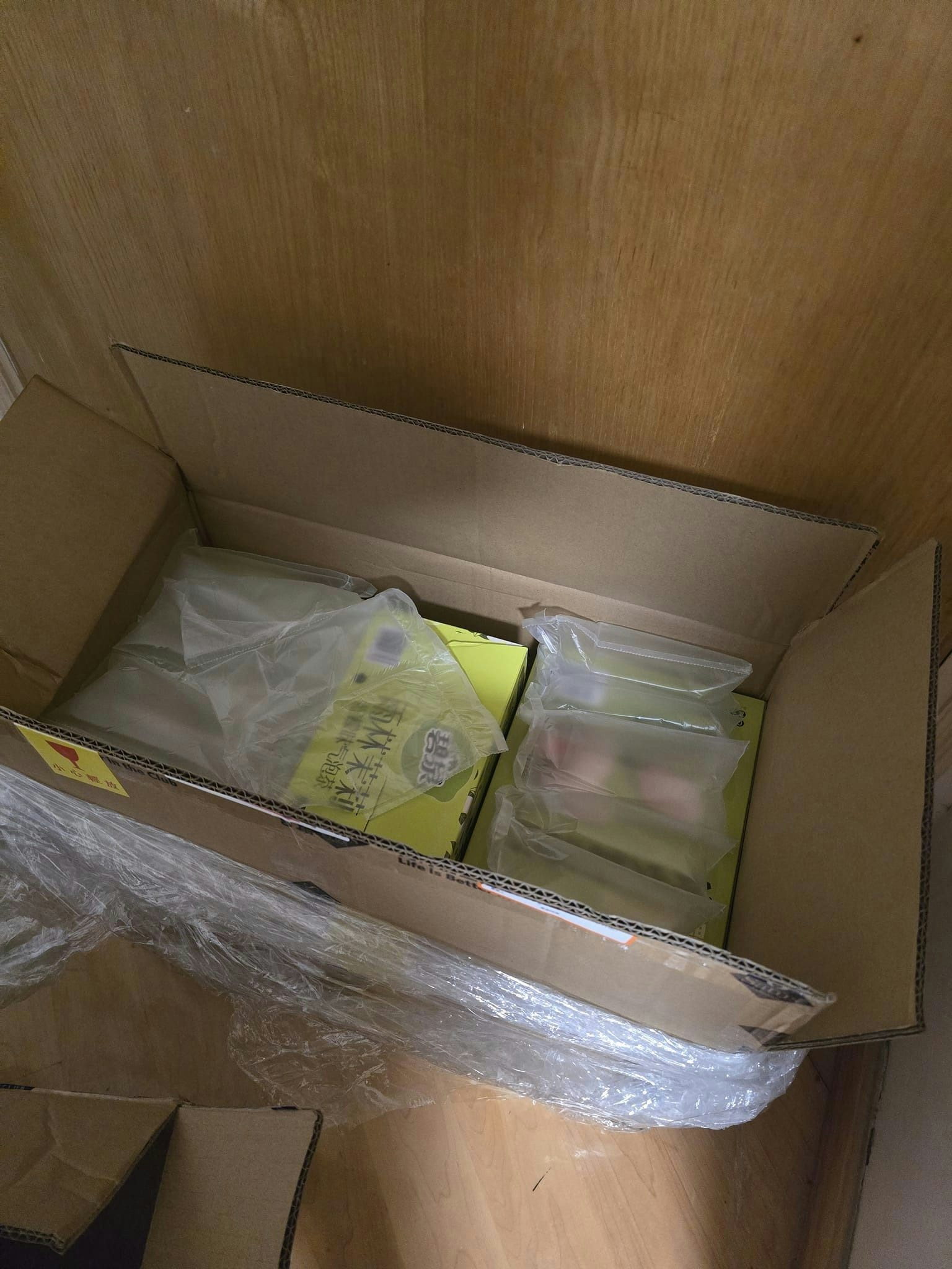 有男网民分享「战利品」，他买了两大箱货品，主要是食品和茶饮，运送纸箱和包装尚算「企理」完整。（Facebook群组「山姆会员商店一香港人群组」）