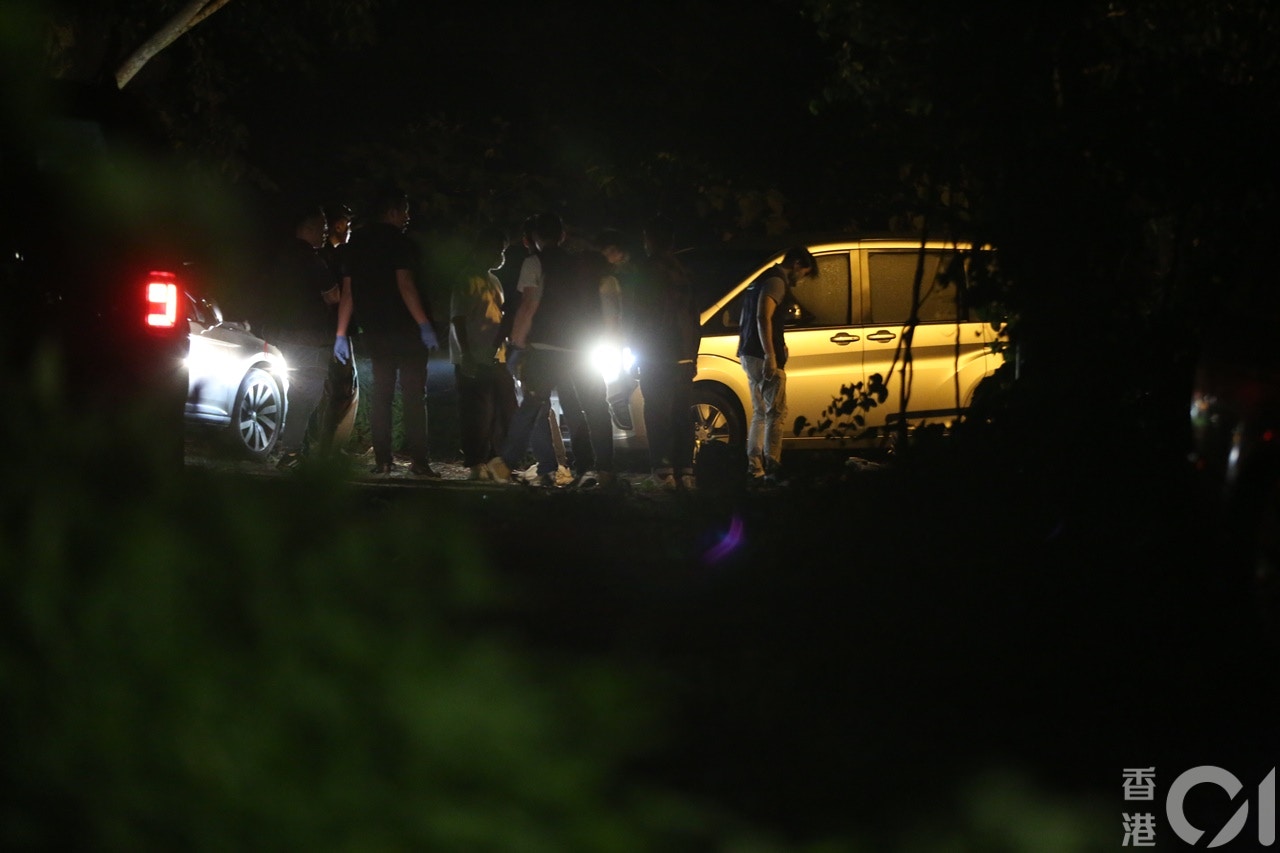 警方在锦田公路附近寻获涉案私家车，大批警员在场拍照及套取指模搜证。（王译扬摄）