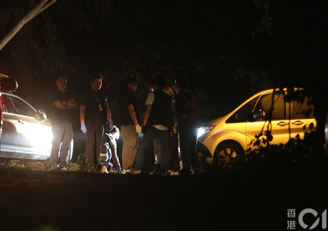 警方在锦田公路附近寻获涉案私家车，大批警员在场拍照及套取指模搜证。（王译扬摄）