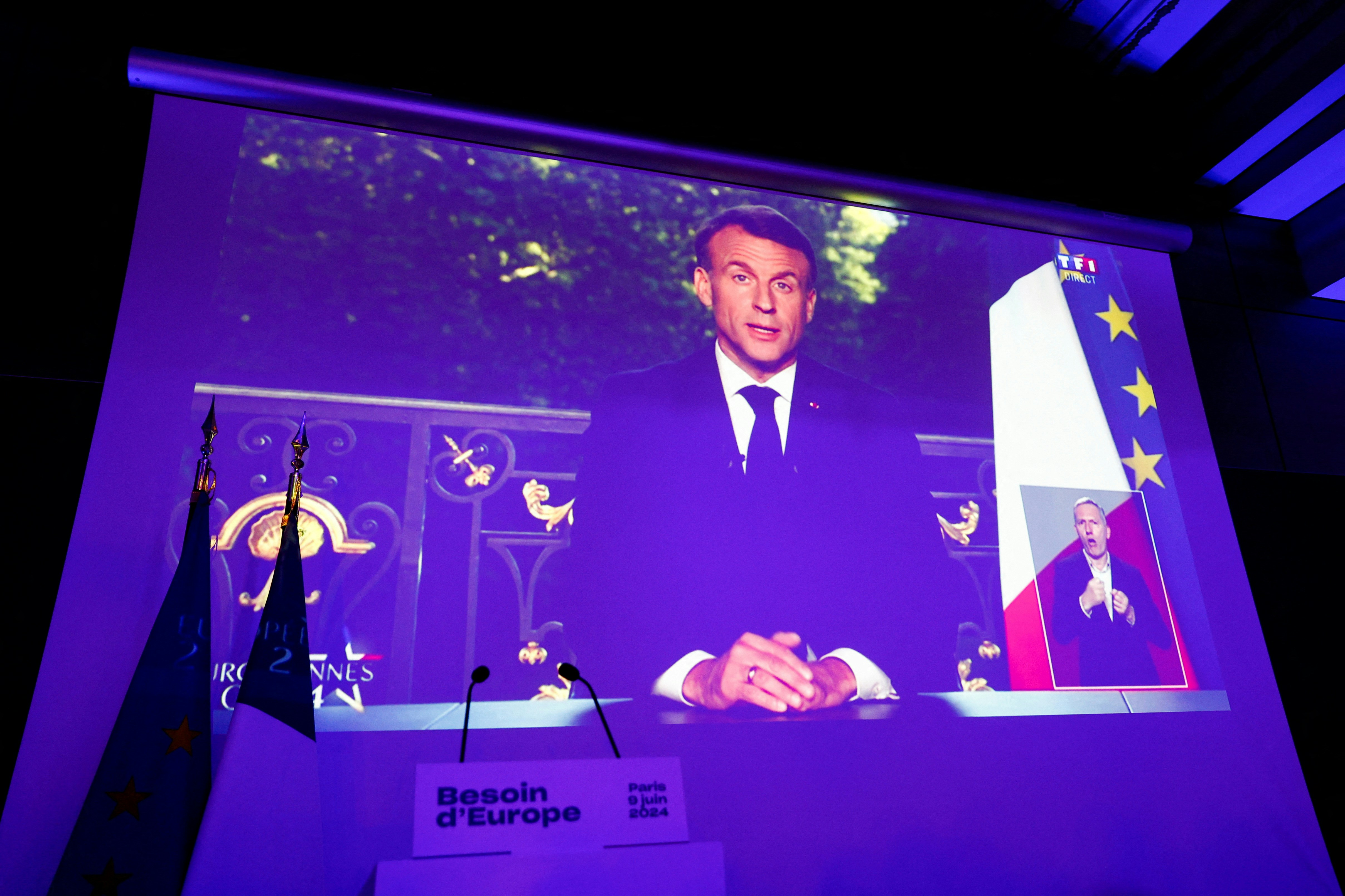 圖為2024年6月9日，歐洲議會選舉投票結束後，法國總統馬克龍（Emmanuel Macron) 發表電視演說，巴黎一個大型投映熒幕正在播放。（Reuters）