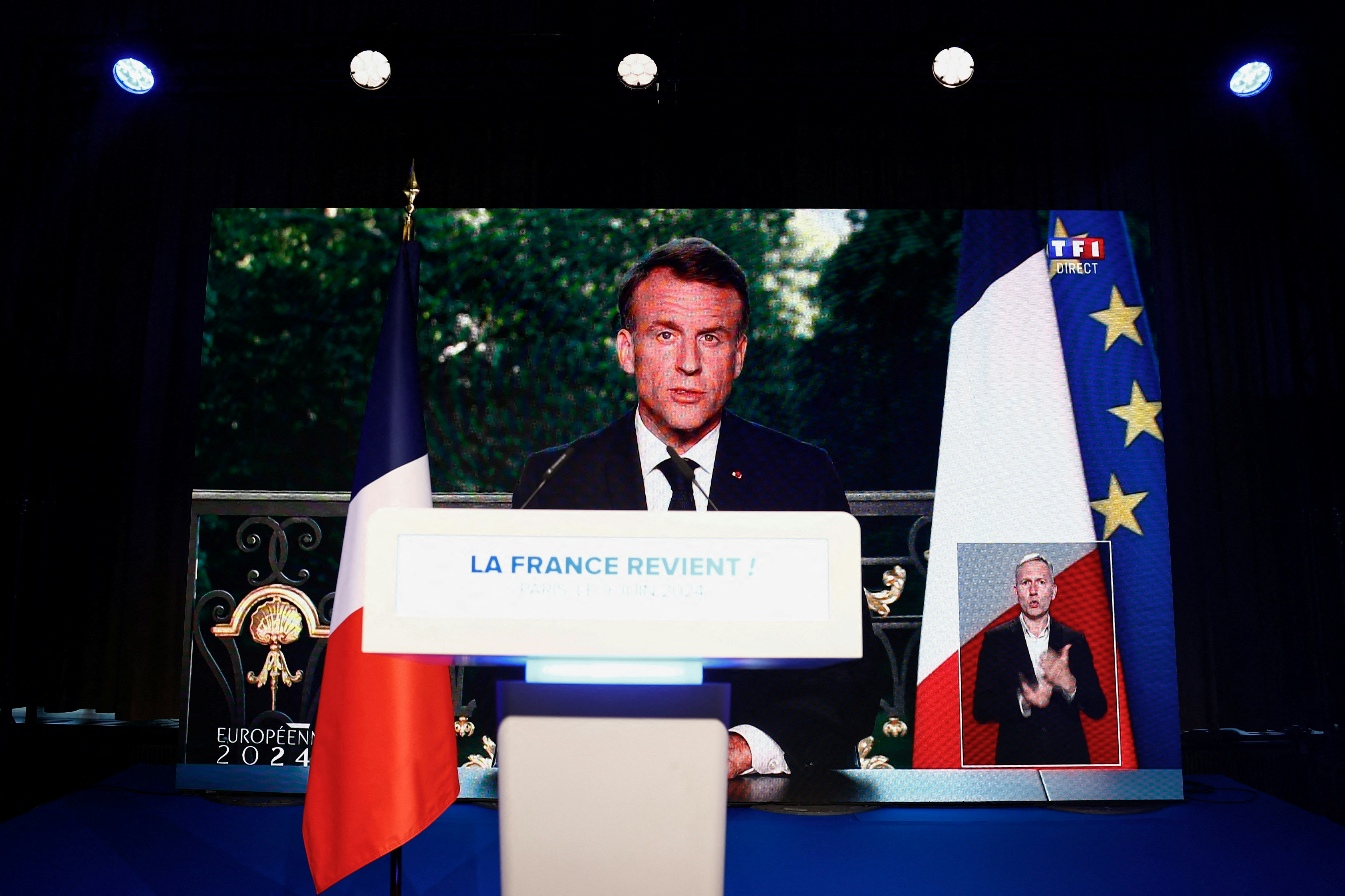 圖為2024年6月9日，歐洲議會選舉投票結束後，法國總統馬克龍（Emmanuel Macron）發表電視演說內容，在極右政黨國民聯盟（National Rally，RN）位於巴黎的總部內播放。（REUTERS/Sarah Meyssonnier）