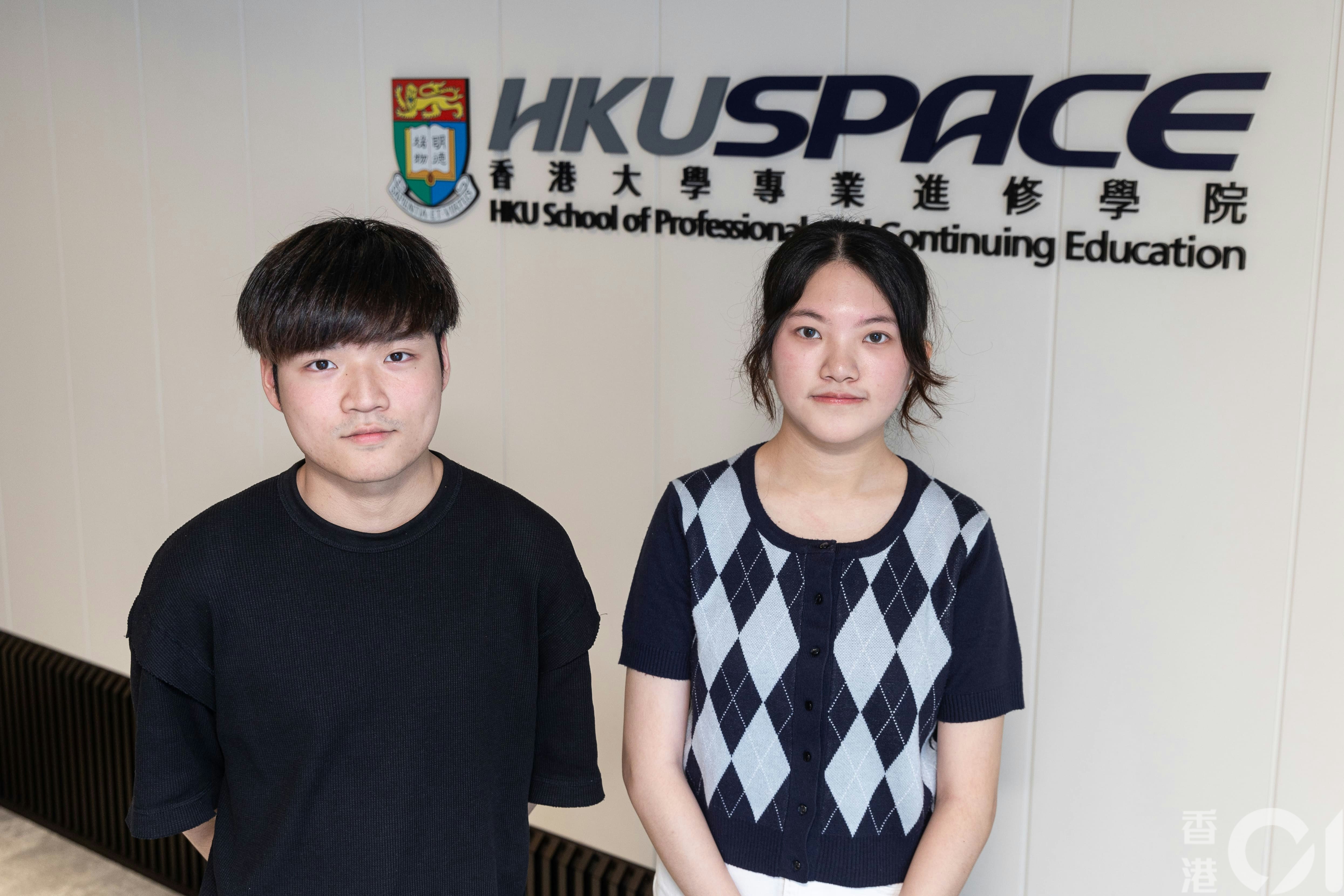 雖然考場失意，未能邁入大學，周嘉豐（左）報讀了港大附屬學院（HKUSPACE CC)航空及飛行高級文憑，朝著理想出發。（蘇煒然攝）
