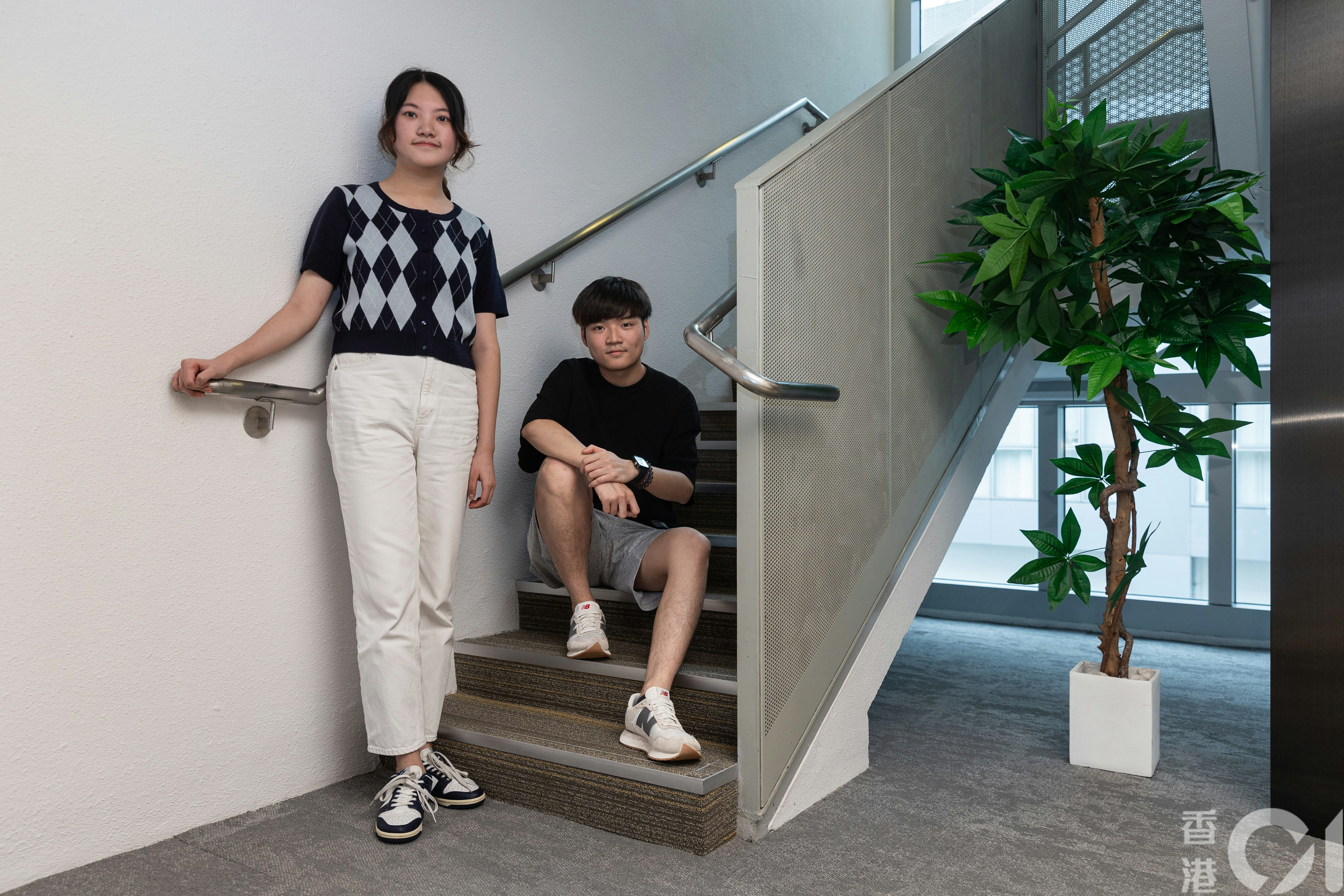 周嘉豐(右)表示,對於飛行理論課程最感興趣,認為是最實用的一科,而任教的老師為行內機師,亦是該課程畢業生。(蘇煒然攝)