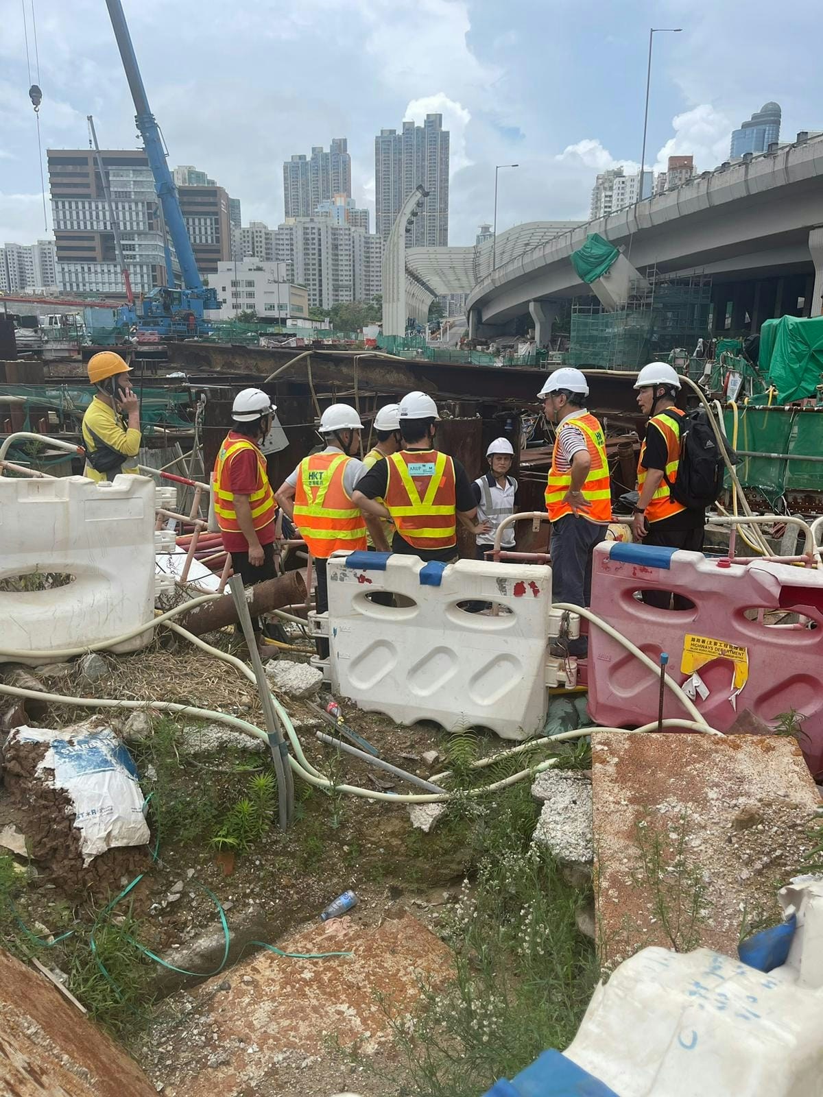 香港电讯团队正紧急抢修受破坏的光纤电缆。（facebook / PCCW Customer Service）