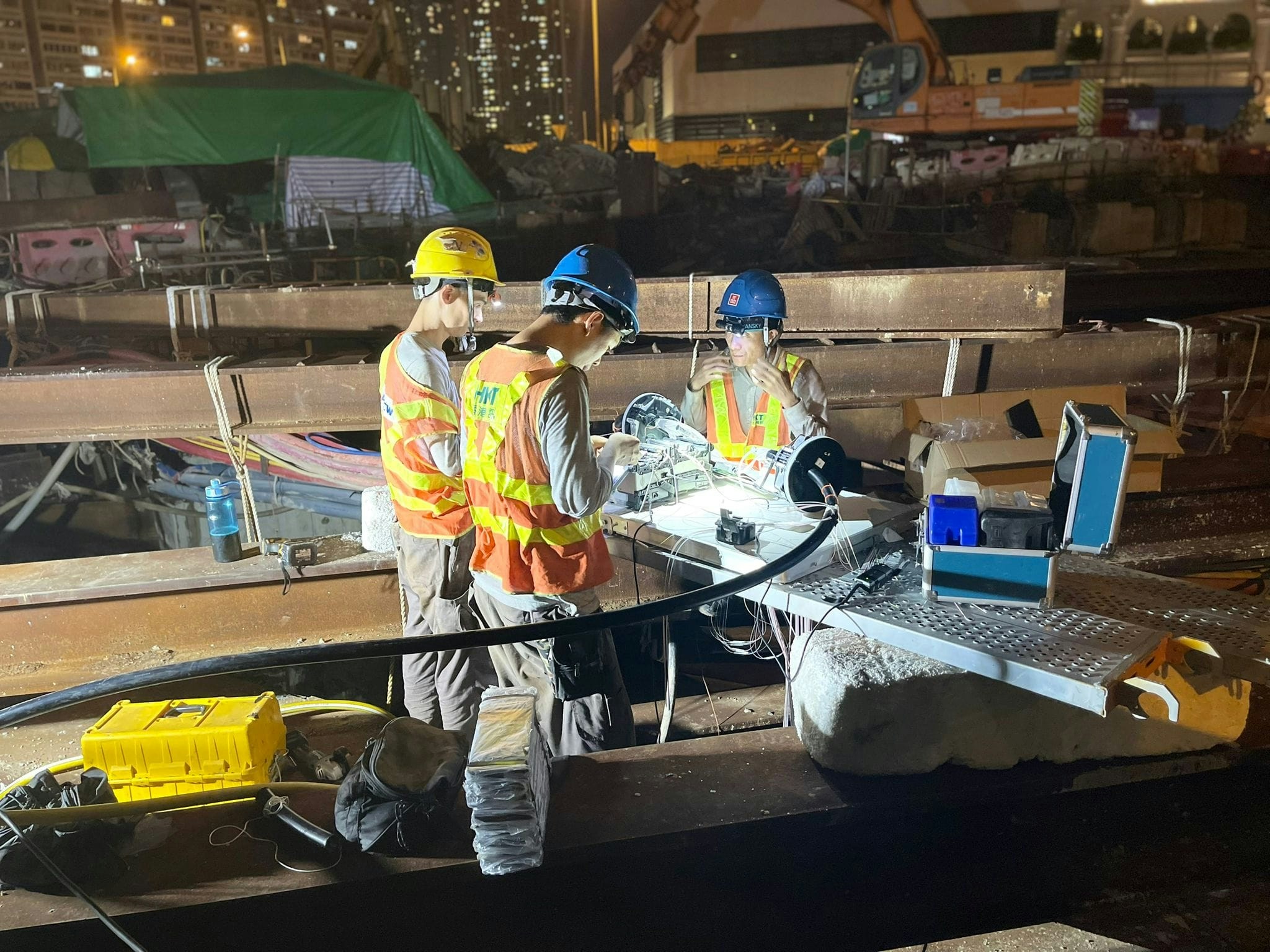 香港电讯团队紧急抢修受破坏的光纤电缆，晚上约11时服务回复正常。（facebook / PCCW Customer Service）