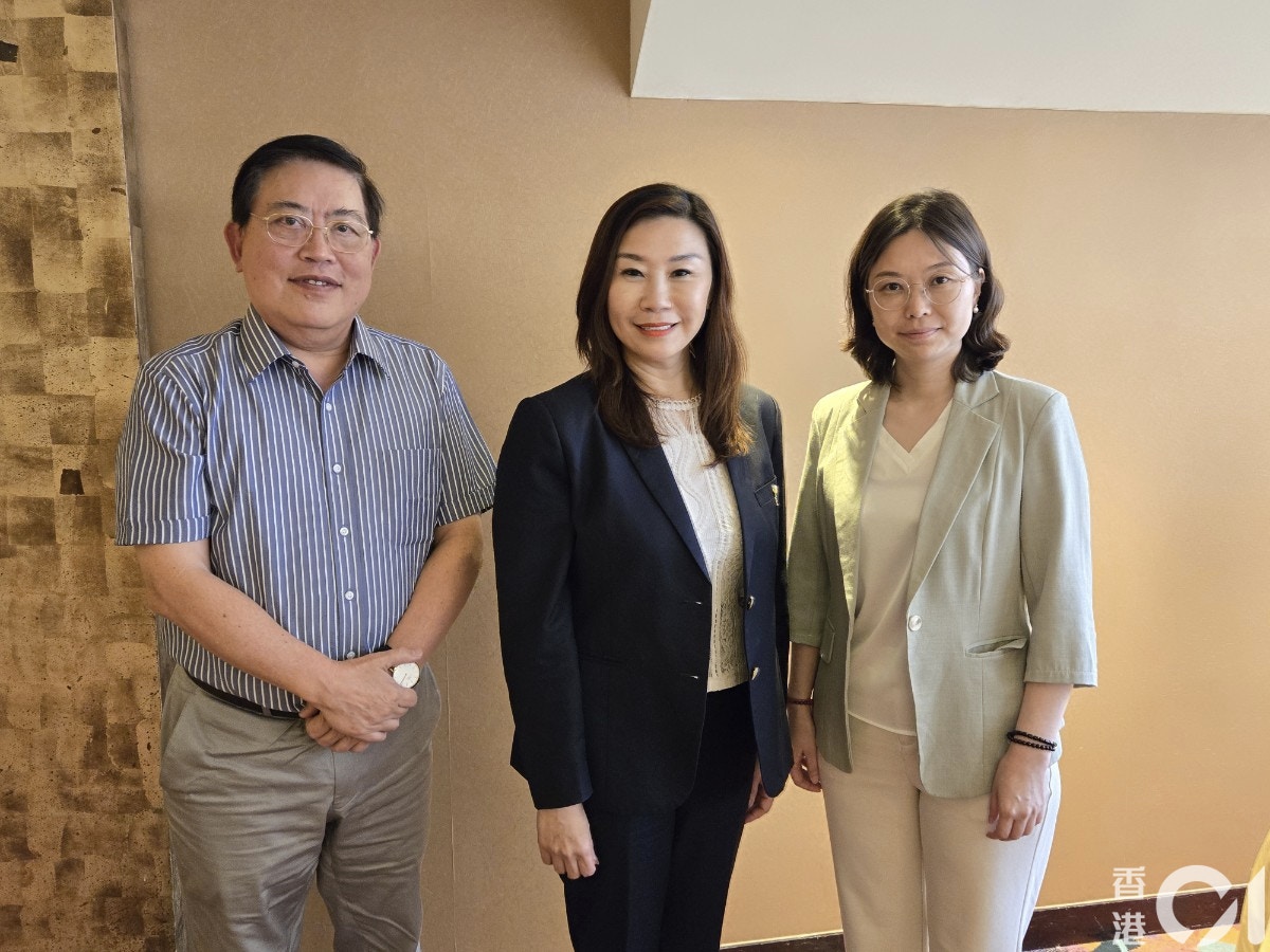 恒生大學傳播學院將於新學年（2024/25）推出藝術及文化傳播（榮譽）文學士。圖左起為傳播學院副院長趙應春、恒大傳播學院阮長曹虹及傳播學院助理教授、藝術及文化傳播（榮譽）文學士課程主任吳靜。（盧勁揚攝）