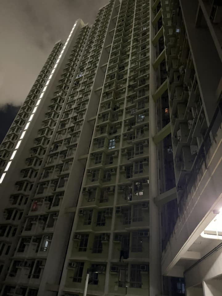美东邨有住宅大厦停电，漆黑一片。（美东邨之友fb／Henry Suen）
