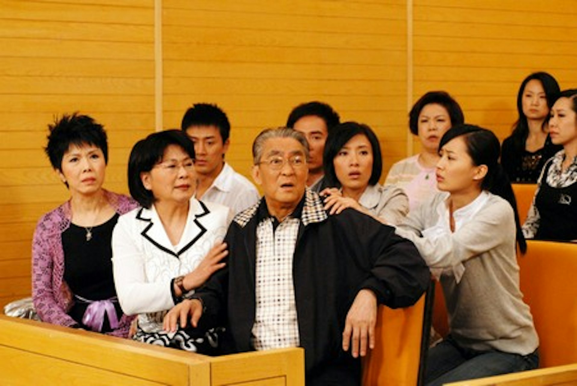 孻仔多次對母親出言不遜,甚至說出「趕快去死一死」等狠話,讓母親氣得情緒崩潰,故多次在其他子女兒孫兒面前揚言「絕對不讓老么繼承遺產」。(《溏心風暴》截圖) 孻仔多次對母親出言不遜,甚至說出「趕快去死一死」等狠話,讓母親氣得情緒崩潰,故多次在其他子女兒孫兒面前揚言「絕對不讓老么繼承遺產」。(《溏心風暴》截圖)