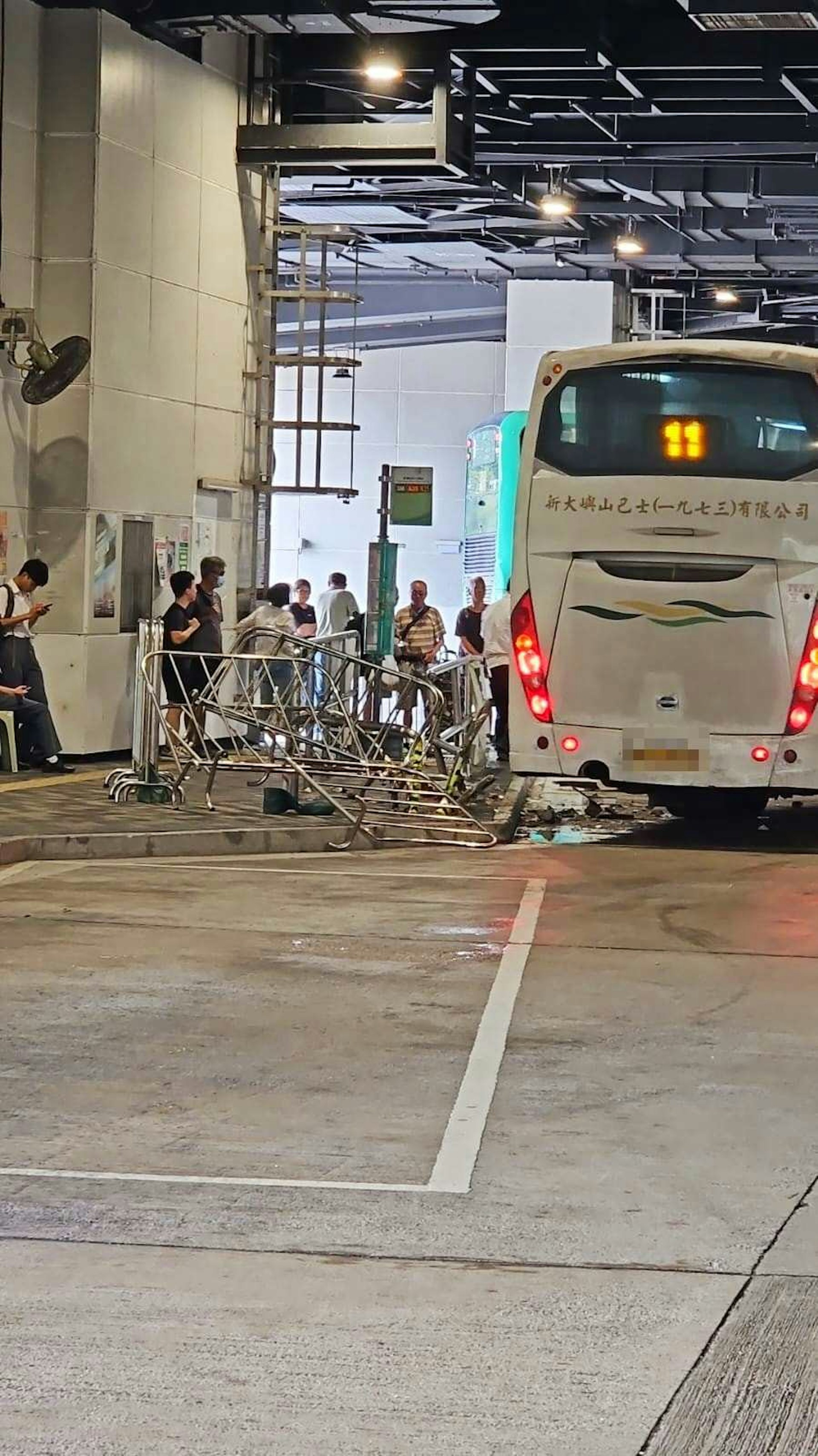 涉事新大嶼山巴士掃毀多個欄杆。(工友/生於大澳 長於大澳) 涉事新大嶼山巴士掃毀多個欄杆。(工友/生於大澳 長於大澳)
