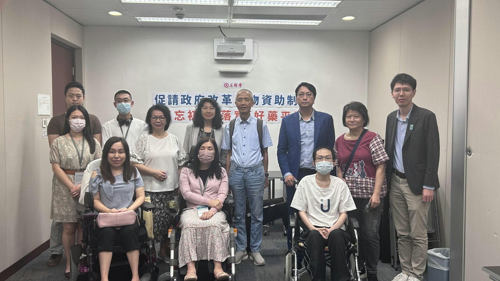 工聯會立法會議員鄧家彪及香港罕見疾病聯盟的代表於今日(13日)就政府在藥價方面如何支援罕見病患者的問題,召開記者會。(黎婉婷攝) 工聯會立法會議員鄧家彪及香港罕見疾病聯盟的代表於今日(13日)就政府在藥價方面如何支援罕見病患者的問題,召開記者會。(黎婉婷攝)
