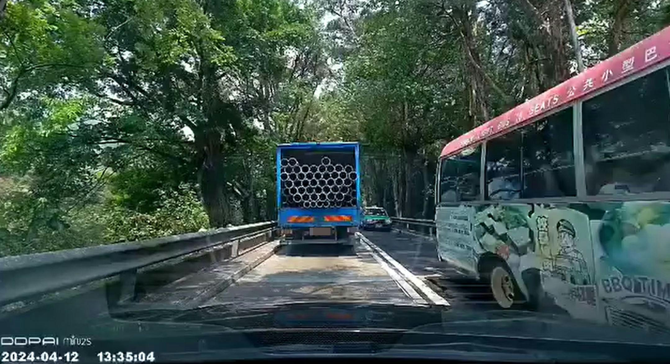 現場是單線雙程路，當時1輛貨車正行駛，車斗內載有大量工業膠管，但完全沒有防備。（facebook群組「大埔 TAI PO」影片截圖）
