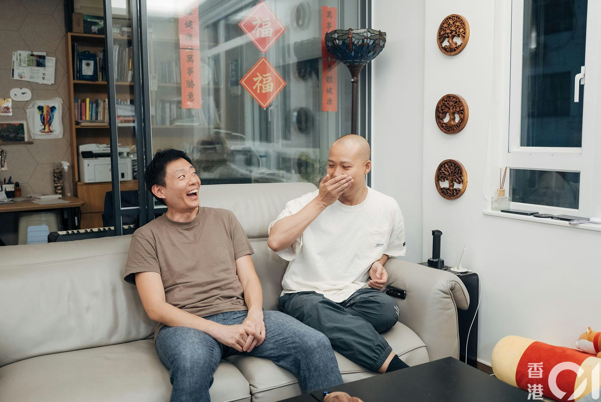 Alan（左）與阿康（右）2022年結婚，最近訂立遺囑、預設醫療指示、持久授權書。（歐嘉樂攝）