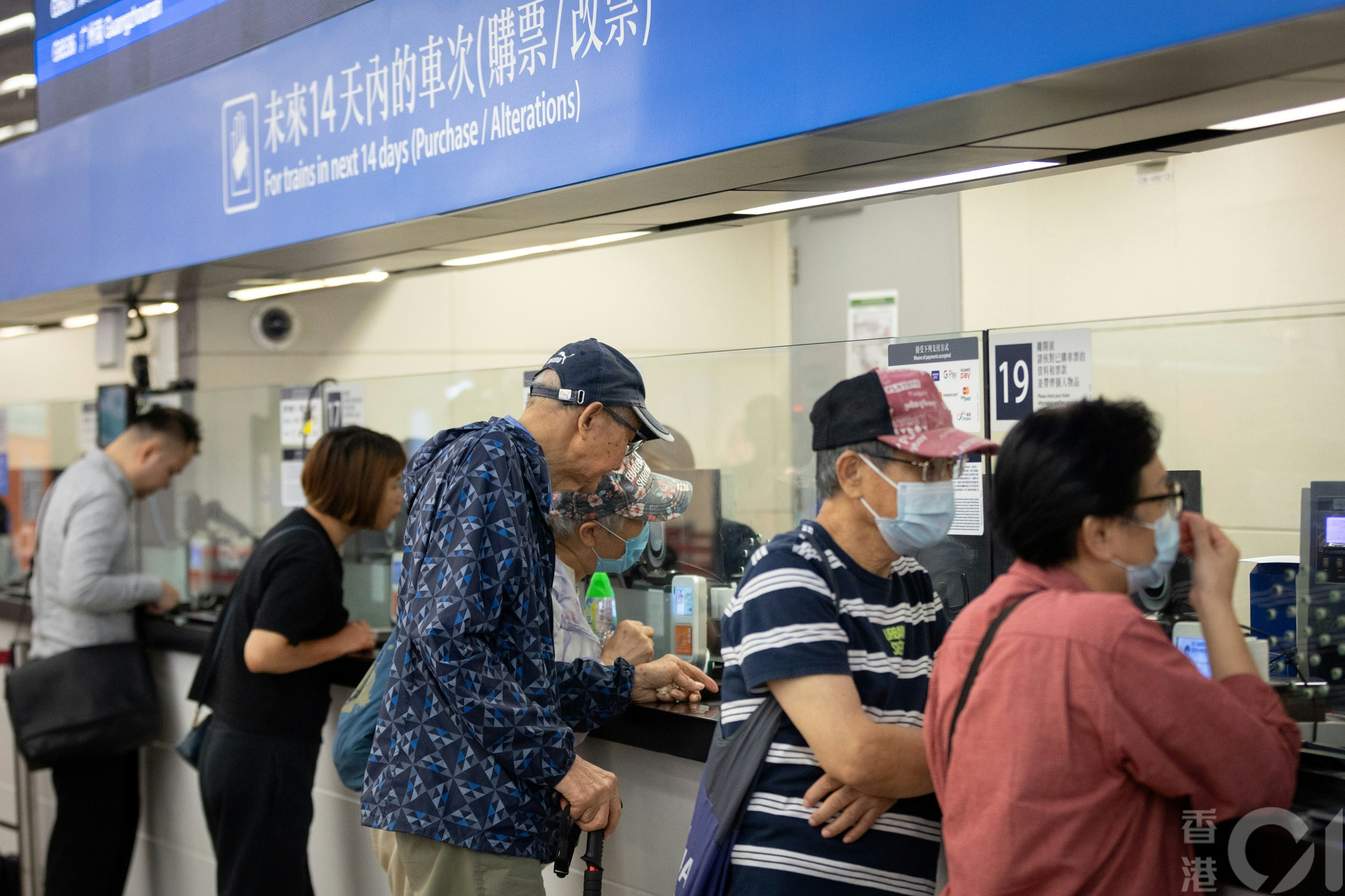 由香港往来北京及上海的高铁动卧列车6月15日首航，车票6月5日起发售，一早有约10名市民到高铁西九龙购买首日车票，主要是长者。（廖雁雄摄）