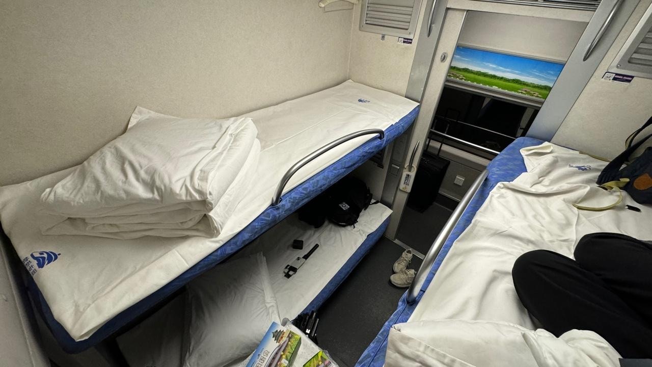 来往香港至北京的高铁通宵卧铺列车6月15日晚启航。每个乘客房间设有四张床，身裁较高乘客如睡上格床会头顶车顶。（孔繁栩摄）