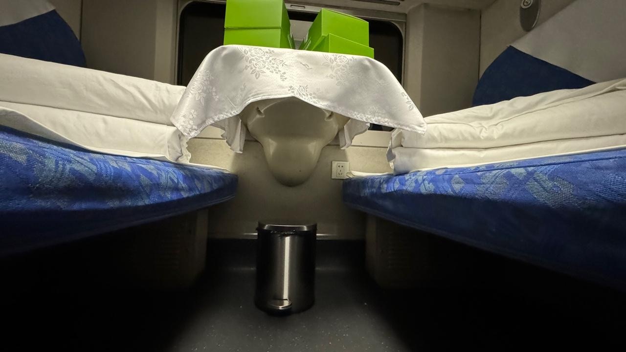 来往香港至北京的高铁通宵卧铺列车6月15日晚启航。每个乘客房间设有四张床，房内设有一张枱及一个垃圾桶。（孔繁栩摄）