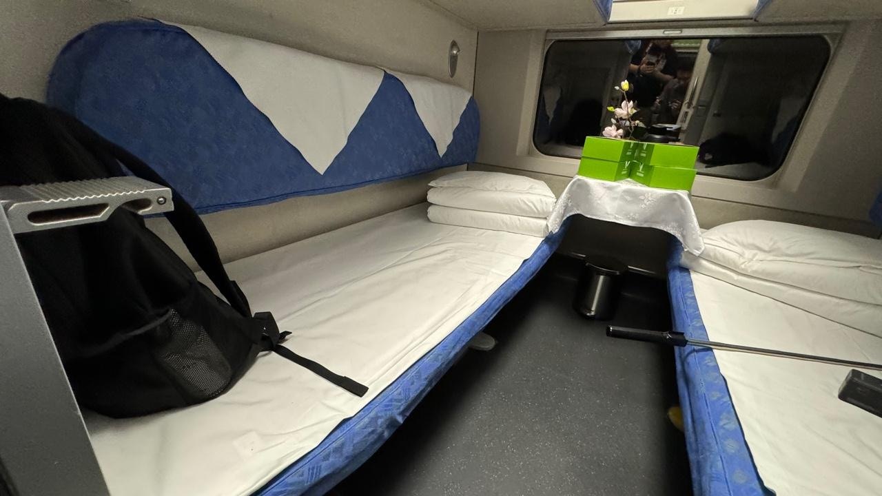 来往香港至北京的高铁通宵卧铺列车6月15日晚启航。每个乘客房间设有四张床，下格床床边有软毡，坐着时较舒服。（孔繁栩摄）