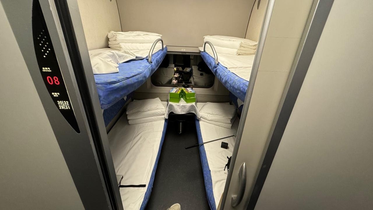 来往香港至北京的高铁通宵卧铺列车6月15日晚启航。每个乘客房间设有四张床，下格床比上格床贵百多元，记者实测显示较为方便。（孔繁栩摄）