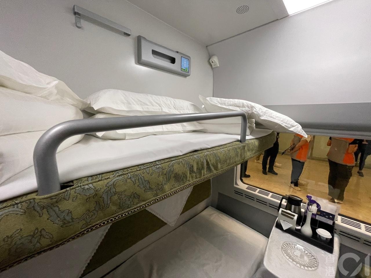 来往香港至上海的高铁通宵卧铺列车6月15日晚启航。列车特点是特设高级卧铺床位，票价每位高达2,128元。记者高176厘米，睡在床上可伸直双脚；不过床褥有点硬，枕头只有一只半手掌厚度，睡惯「软床高枕」乘客未必习惯。(潘耀升摄)