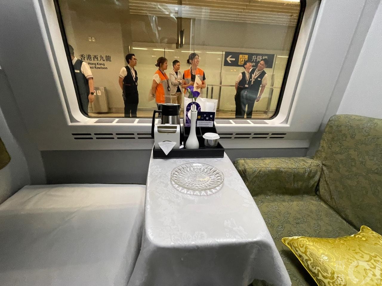 来往香港至上海的高铁通宵卧铺列车6月15日晚启航。列车特点是特设高级卧铺床位，票价每位高达2,128元。房间内有一枱，放了热水壶及小食牒，下方有一个垃圾筒。(潘耀升摄)