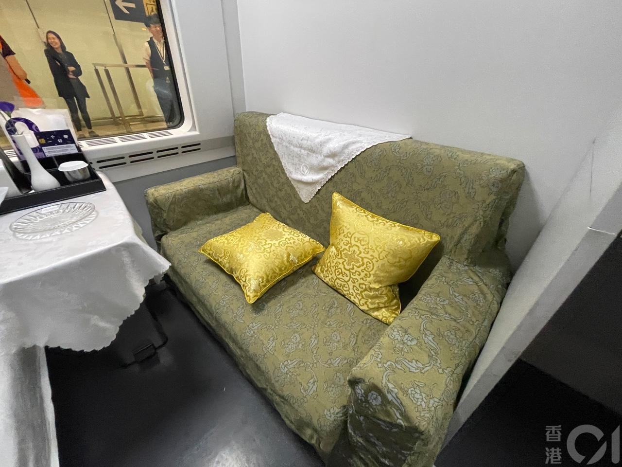 来往香港至上海的高铁通宵卧铺列车6月15日晚启航。列车特点是特设高级卧铺床位，票价每位高达2,128元。房间只有一边有上下架床各一张，另一边则为一张两座位梳化。(潘耀升摄)