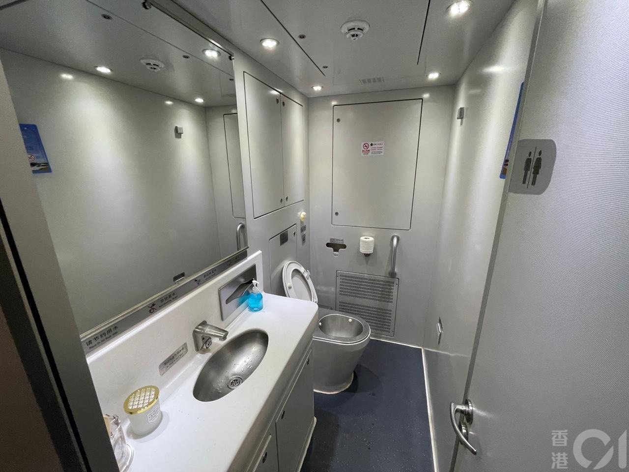 来往香港至上海的高铁通宵卧铺列车6月15日晚启航。列车特点是特设高级卧铺床位，票价每位高达2,128元。专用洗手间设于车厢一头一尾，坐厕设计，洗手间空间亦较普通卧铺大。(潘耀升摄)