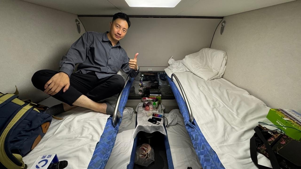 来往香港至北京的高铁通宵卧铺列车6月15日晚启航。每个乘客房间设有四张床，记者身裁较高，在上格床坐着时会头顶车顶。（孔繁栩摄）