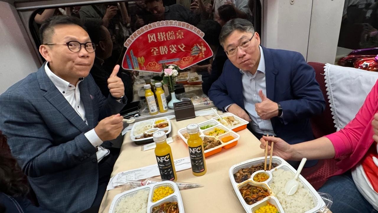 立法会交通事务委员会主席陈恒镔(左)和运输及物流局局长林世雄（右）一同坐首班往北京列车，二人晚上在餐卡享用晚餐。（孔繁栩摄）