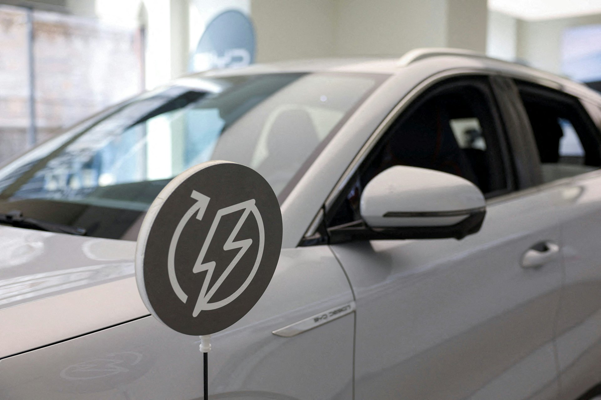 中國電動車・中國製汽車・中國製造・中國新能源汽車・中國汽車出口:2024年3月20日,鏡頭下意大利米蘭比亞迪和Autotorino門市內一輛比亞迪Atto 3 。(Reuters)