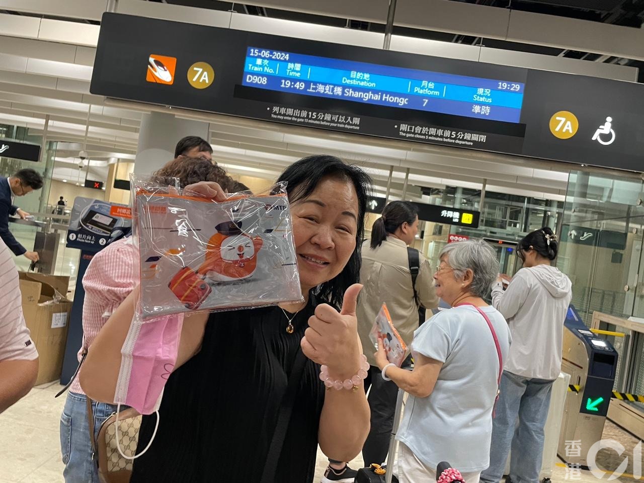 6月15日，高铁西九龙站开往上海的动卧列车启程，有三五知己的乘客未出发先兴奋。（潘耀升摄）