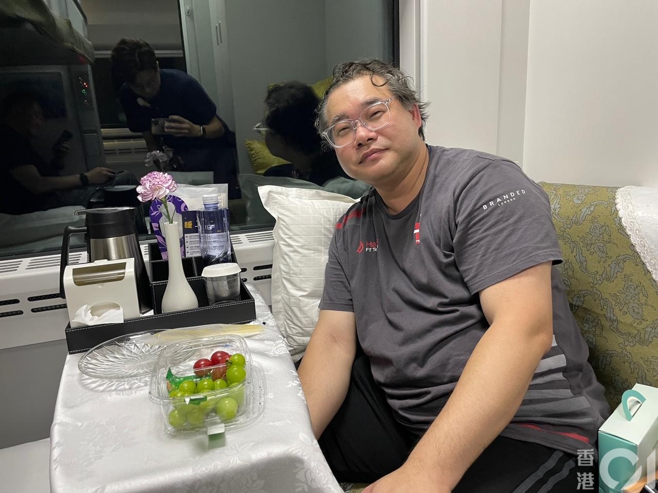 6月15日，铁路迷陈先生买了往上海的高级软卧车票，独自一人坐上海首班车。他到餐车购买一个饭餐和一个水果盒，大赞抵食。（潘耀升摄）