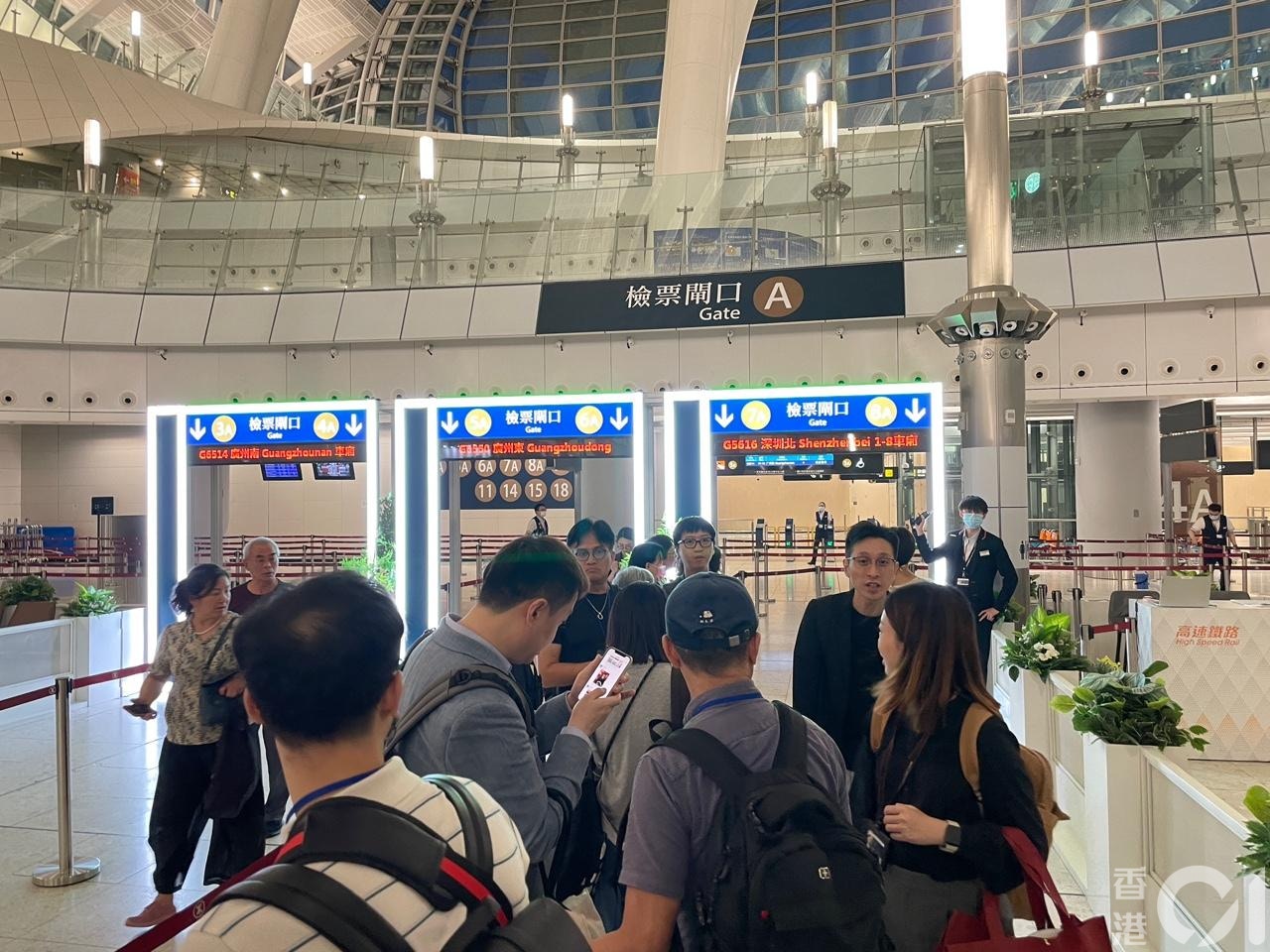 6月15日，高铁西九龙站开往上海的动卧列车启程，出发时间在晚间，避过人潮，因此禁区内人潮并不挤拥。（潘耀升摄）