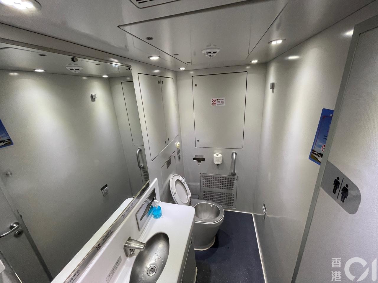 6月15日，往上海的动卧列车才有高级卧铺，洗手间是坐厕，具备基本设施。（潘耀升摄）