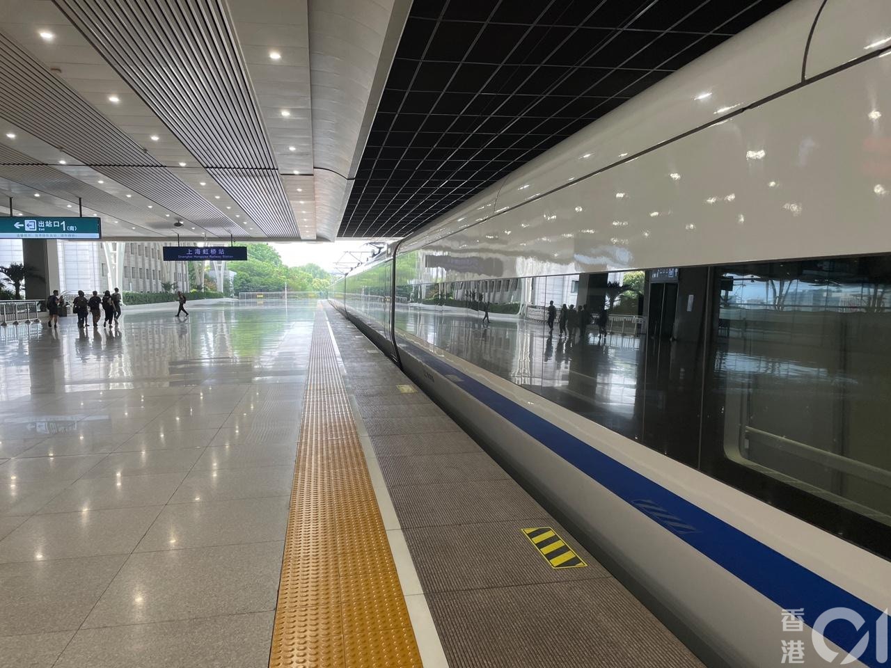 6月15日，高铁西九龙站开往上海的动卧列车启程，月台上有站务人员手持红幅欢迎首发的乘客。（潘耀升摄）