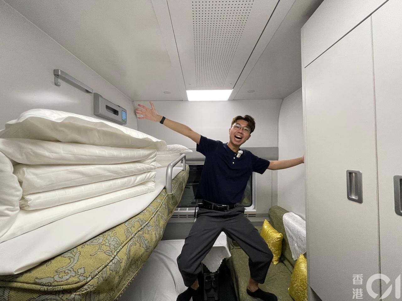 《香港01》记者潘耀升带大家全程直击高铁首班开往上海的动卧全程。（马楚烽摄）