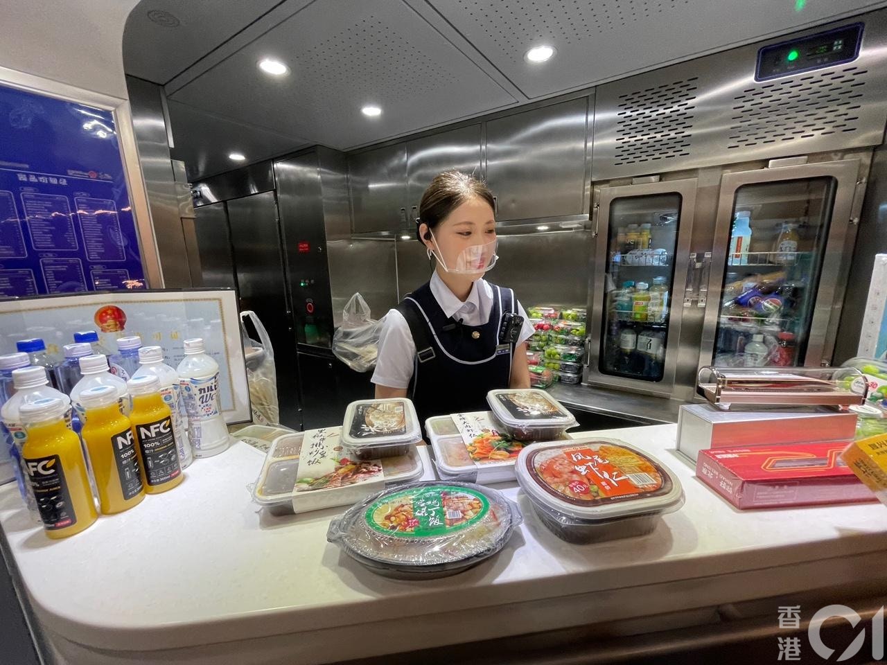 6月15日，往上海的动卧上，记者在餐车选购水果，乘务员会在客人面前先清洗，才呈上进食。（潘耀升摄）