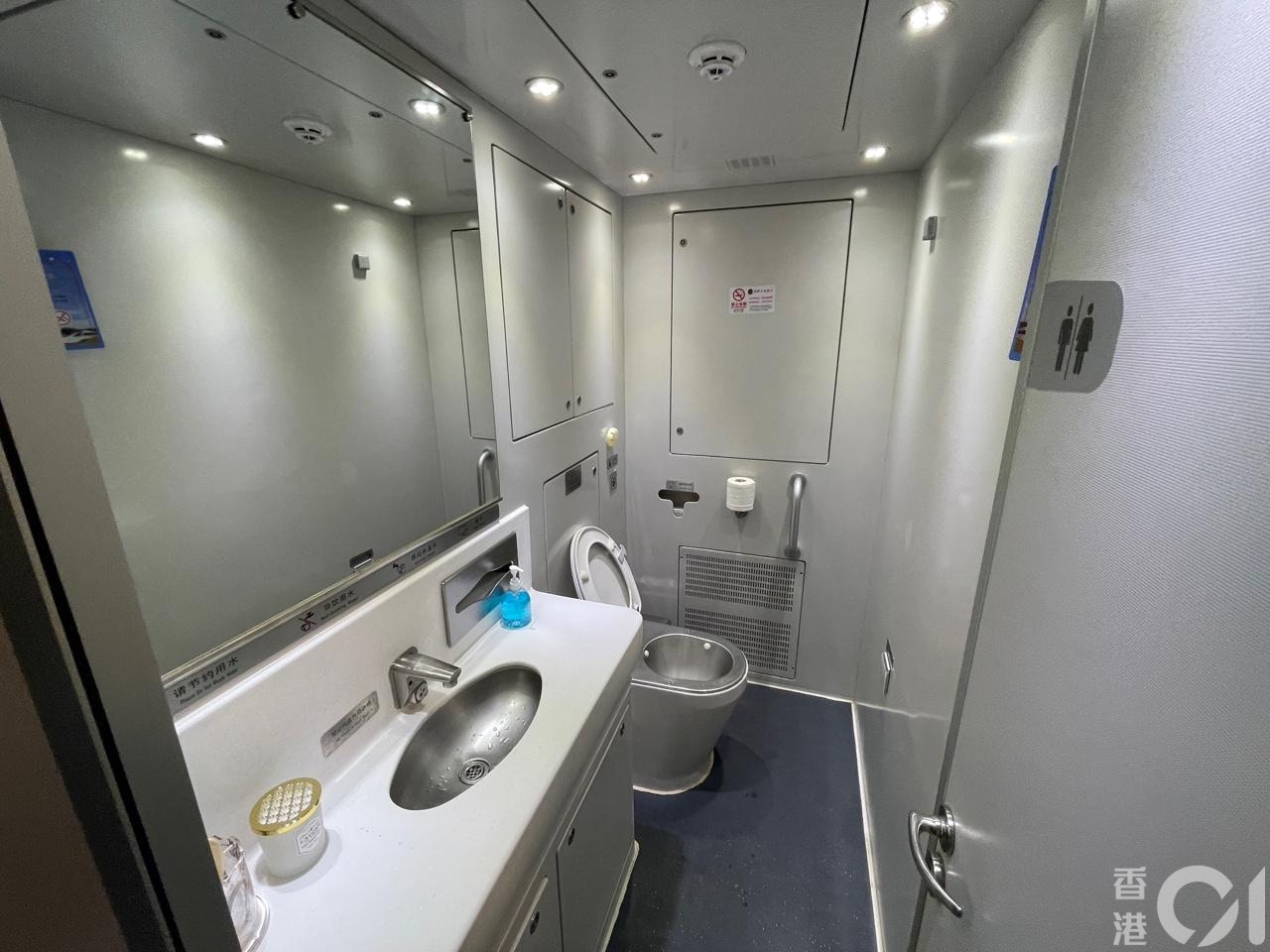 6月15日，往上海的动卧列车才有高级卧铺，洗手间是坐厕，具备基本设施。（潘耀升摄）