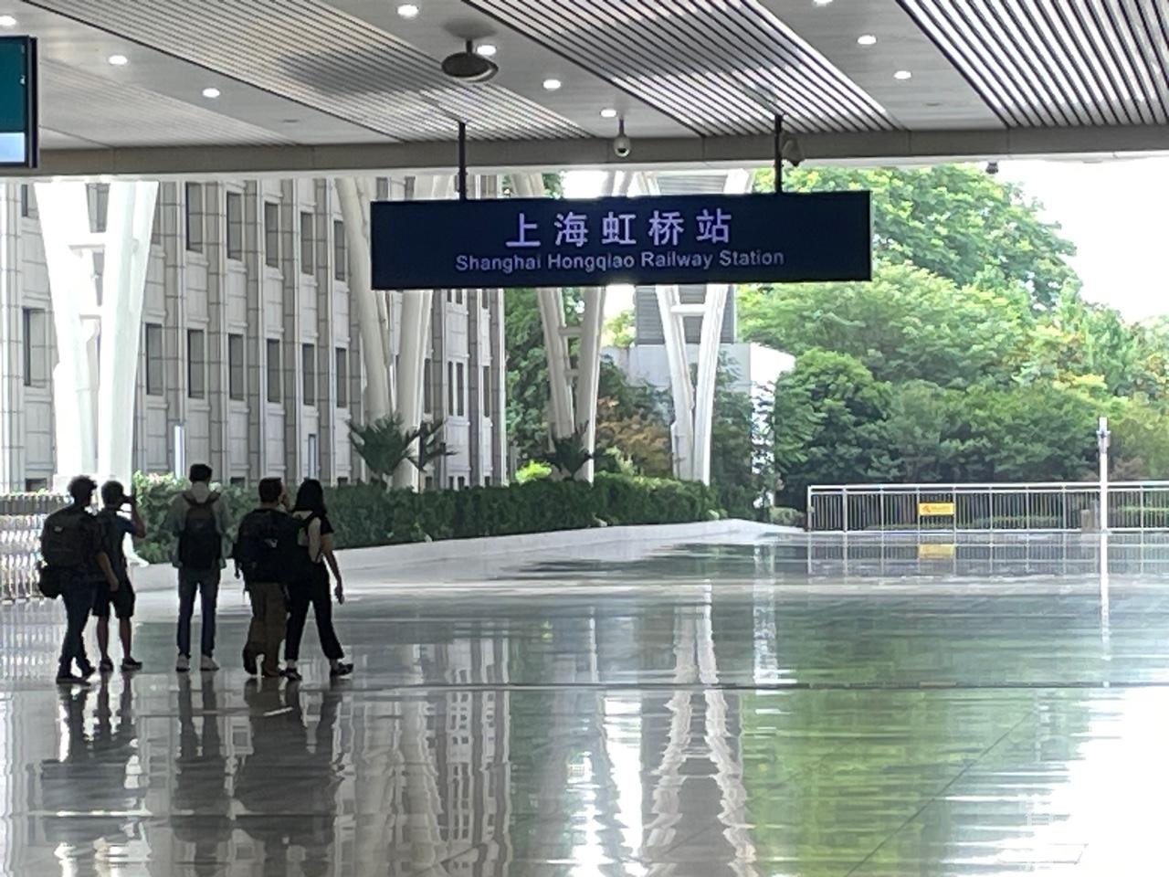 6月16日，动卧在上午6时45分抵达上海虹桥车站。（潘耀升摄）