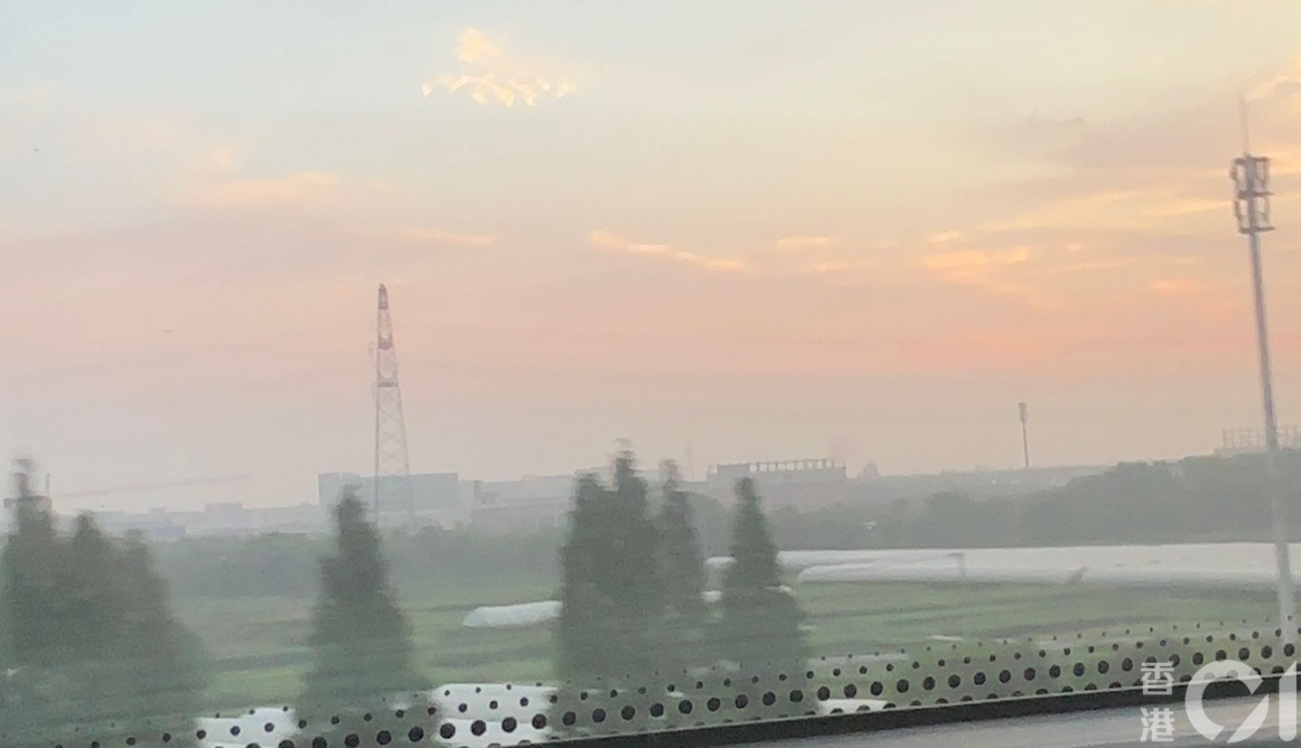 6月16日，动卧在清晨到达杭州东站前，正值日出时。（潘耀升摄）