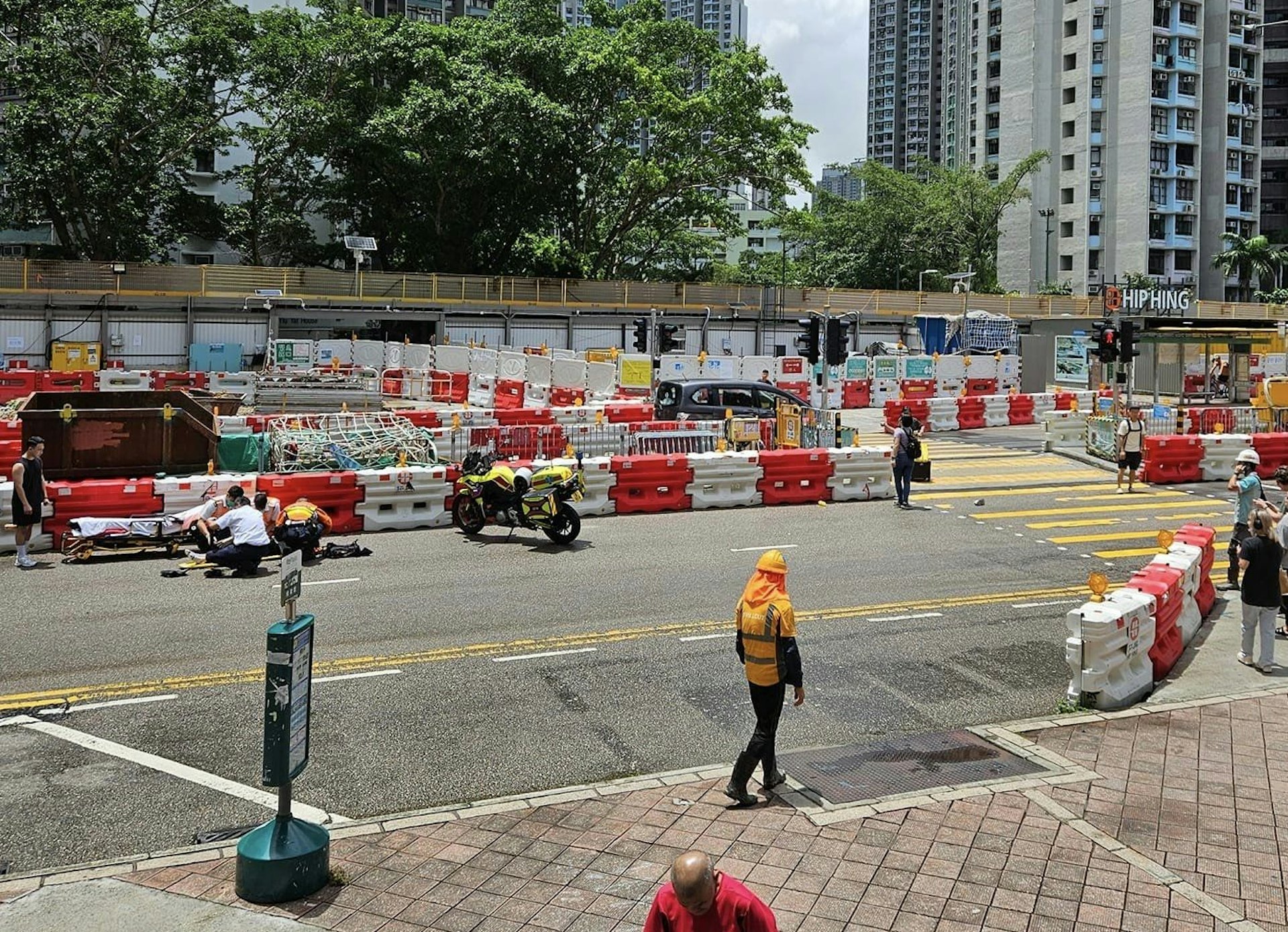 傷者倒臥路中,由救護員即場治理後,送院搶救。(黃小布 / 車cam L(香港群組))