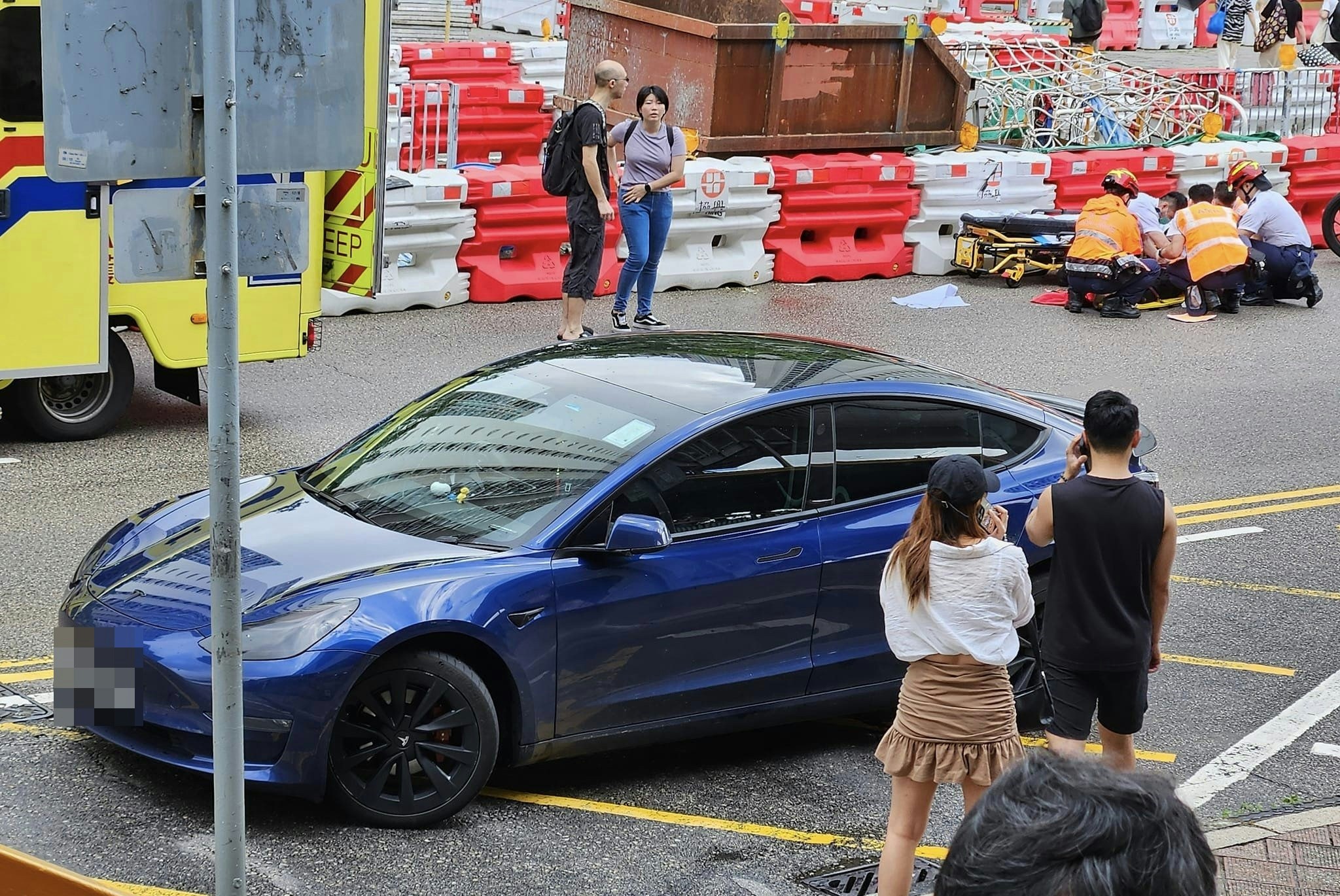 傷者倒臥路中，由救護員即場治理後送院搶救。（黃小布 / 車cam L（香港群組））